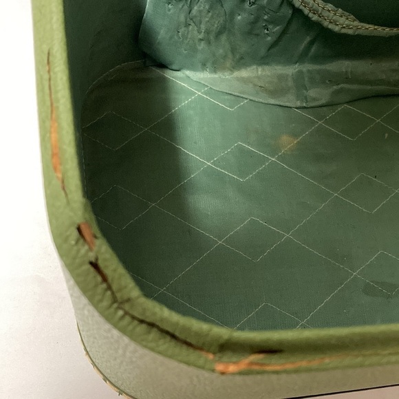 Vintage Carilite Vanity Train Case - Cosmetic Carrying Case - Picture 14 of 16